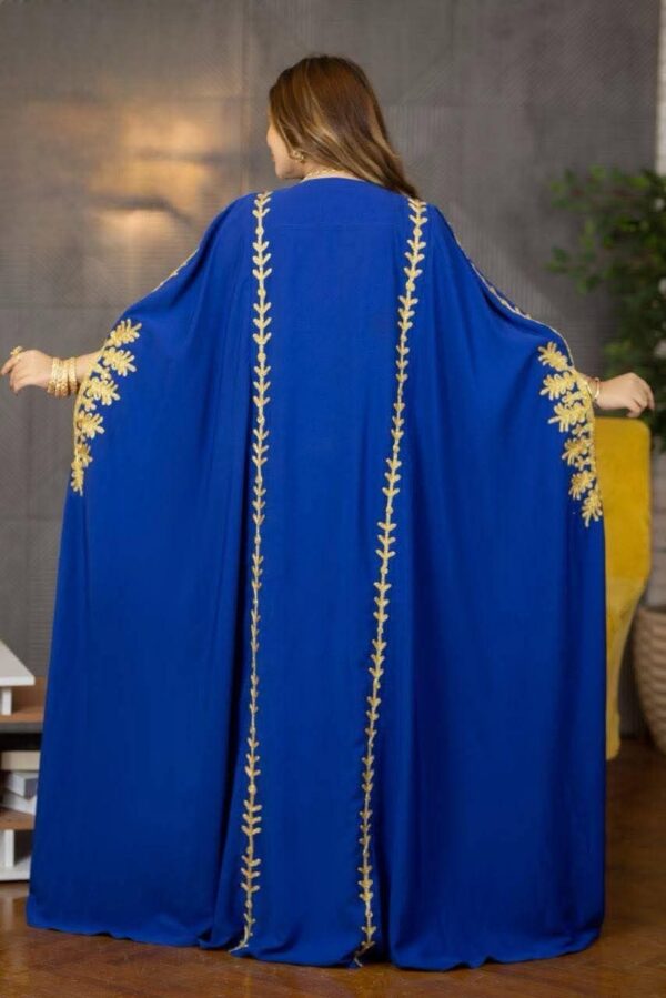 Vestido Abaya com Bordado Geométrico em Linhas Verticais e Cristais