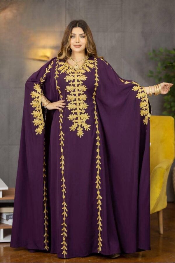 Vestido Abaya com Bordado Geométrico em Linhas Verticais e Cristais