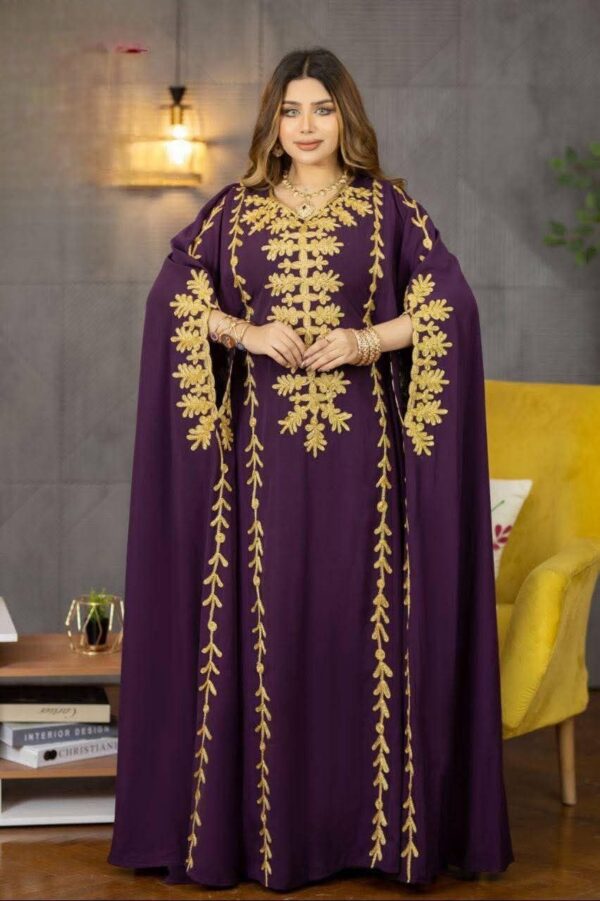 Vestido Abaya com Bordado Geométrico em Linhas Verticais e Cristais