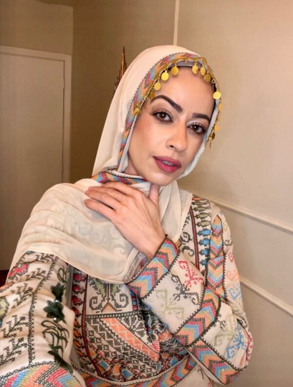 Thobe / Vestido Palestino Tradicional com Bordado Tatreez — Bege e Verde