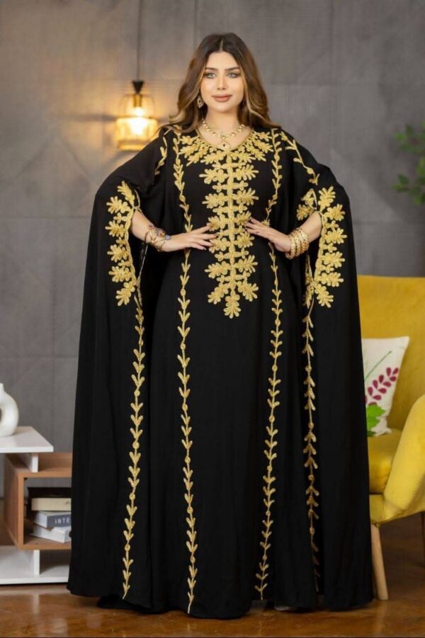 Vestido Abaya com Bordado Geométrico em Linhas Verticais e Cristais