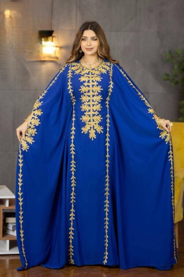 Vestido Abaya com Bordado Geométrico em Linhas Verticais e Cristais
